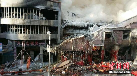 2015年1月3日，哈爾濱市道外區(qū)太古街著火塌方現(xiàn)場，火又燒了起來