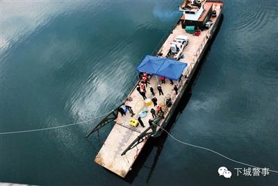 為搜尋深水沉尸，杭州警方租用的船只在水面作業(yè)。本版圖片/杭州警方提供