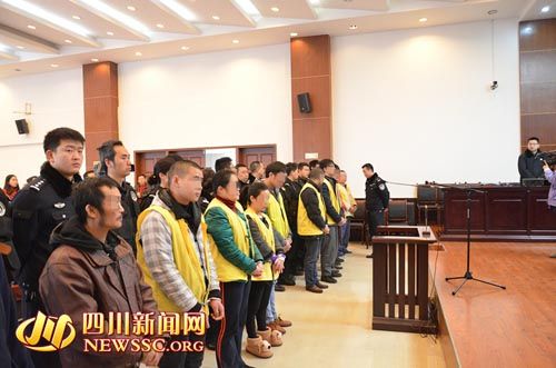 胡寶寶（右四）等接受集中宣判。