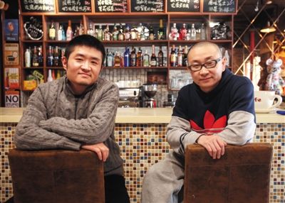 　14日，西安交通大學(xué)路66號公路咖啡館，苗阜（左）、王聲（右）兩位青年相聲演員今年將第一次登上春晚