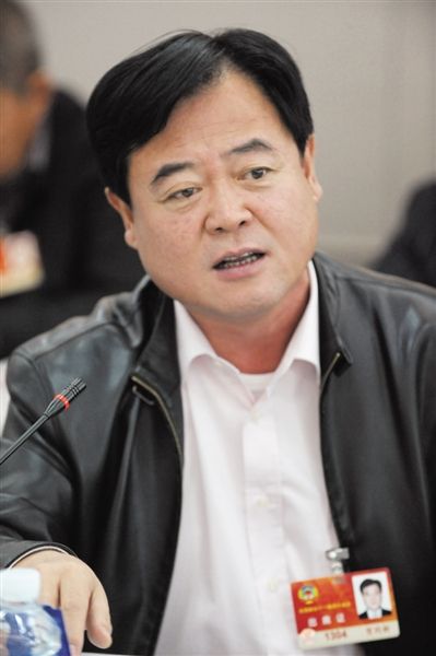 　政協(xié)委員、中國(guó)通用技術(shù)集團(tuán)董事長(zhǎng)賀同新稱，按照2014年的數(shù)字，他的薪水下降了近50%。圖/CFP