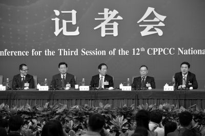 昨日，政協(xié)十二屆三次會議舉行記者會，五位嘉賓回答中外記者提問。京華時報記者王海欣攝