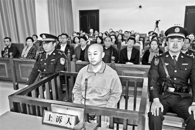 4月14日，趙志紅（前中）在庭審現(xiàn)場 供圖/新華社