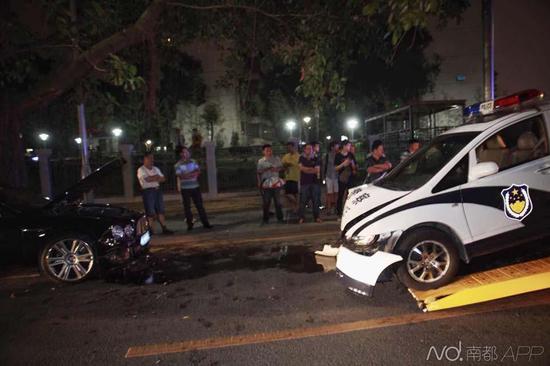 當(dāng)時(shí)賓利司機(jī)去筆架山爬山，車停在路邊，剛回來便發(fā)現(xiàn)車輛發(fā)生了事故。