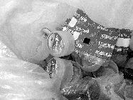 食藥監(jiān)執(zhí)法人員封存了無(wú)證水廠的假商標(biāo)。