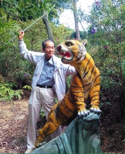 2015年1月10日，區(qū)少坤到廣東肇慶九龍湖游玩，拍攝打虎圖。