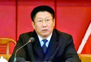 他曾身居要職，在仕途上平步青云，“連跳式”升官；他如今落馬，被查出近乎瘋狂地收受巨額利益、用公款送禮，還隱瞞“裸官”身份、在私企老板的安排下多次嫖娼、參與賭博、與多名女性通奸，被一線辦案人員形容為“五毒俱全”的干部。近日，深圳原市委常委、政法委書記蔣尊玉的貪腐歷程被披露。