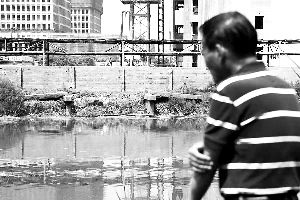 2015年6月5日，上海的古御界橋只剩橋墩和兩塊橋面。