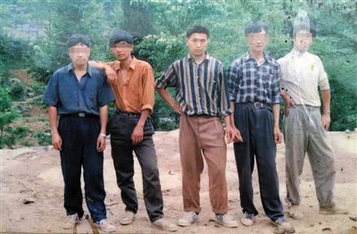 一次外出打工前，田仁信（中）與村里的伙伴合影。田仁信親屬供圖