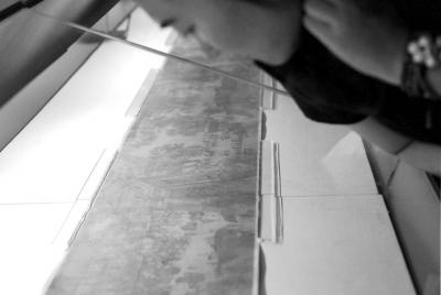 一名觀眾俯身細看《清明上河圖》。 京華時報記者王海欣攝