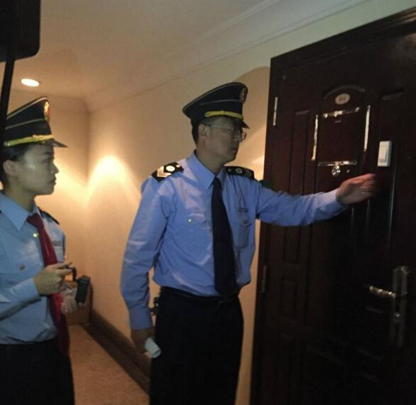 青島市衛(wèi)生監(jiān)督所的工作人員在郝愛勇診所執(zhí)法。