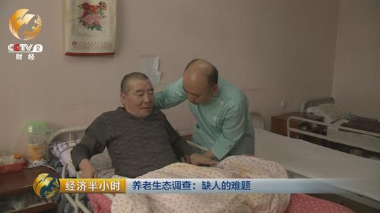 每天凌晨5點多，老姜就起床。幫老人挨個洗臉，口腔護(hù)理，換尿墊，擦身。