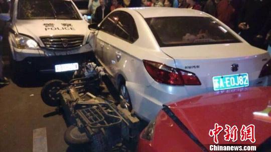 網(wǎng)友上傳的現(xiàn)場事故圖片。 網(wǎng)友拍圖 攝