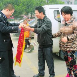 何姜姜的父母給民警送錦旗。