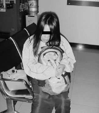 扮學(xué)生妹乞討的女子。