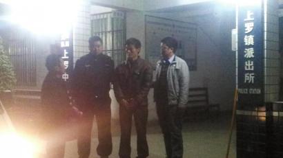 王強被抓獲歸案,右二為犯罪嫌疑人。