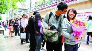 2011年11月11日，越秀區(qū)民政局，登記結(jié)婚的隊(duì)伍排了足有一百米長（資料圖片）?！∮浾唿S澄鋒攝