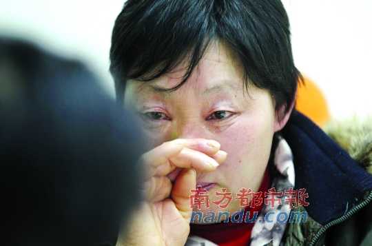 　　聽聞判決結(jié)果，被害人母親楊書會(huì)控制不住眼淚。南都記者徐文閣攝