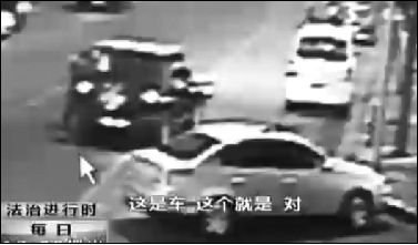 事發(fā)現(xiàn)場(chǎng)監(jiān)控錄像顯示，白圈內(nèi)的被害人老丁，正在牧馬人越野車(chē)旁收費(fèi)。 圖片來(lái)自電視截圖