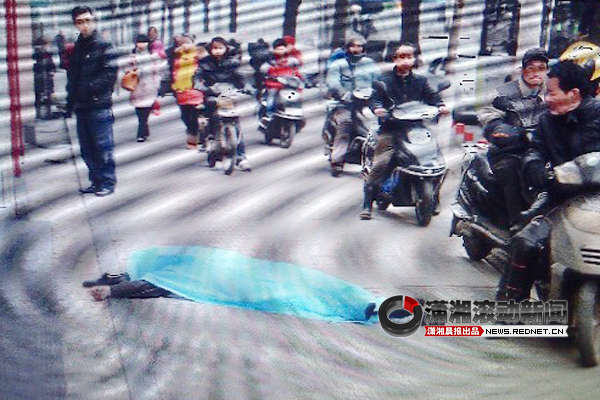 2月4日早上8時(shí)30分許，長(zhǎng)沙人民中路255號(hào)一棟住宅樓露天樓梯6樓頂部，一名三十多歲的中年男子跳下