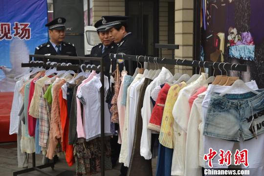 警方展示的部分被盜服裝。　宋立超　攝