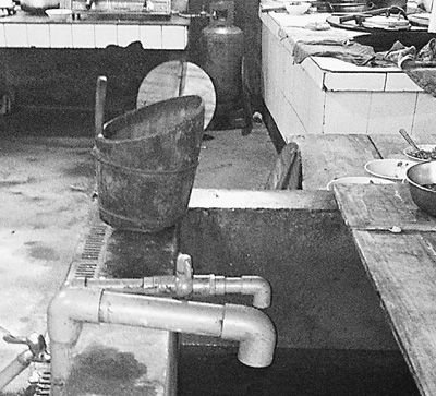 在鎮(zhèn)機關(guān)食堂，洗菜煮飯都用自來水。