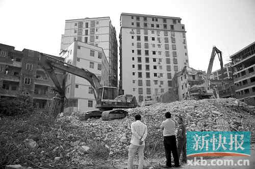 在無(wú)數(shù)次專項(xiàng)行動(dòng)和強(qiáng)拆風(fēng)暴的背后，是衍生出的各色潛規(guī)則。