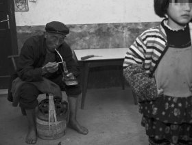 男子因無錢給女兒交學(xué)費持仿真手槍搶劫(圖)