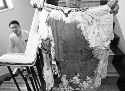 何女士的上衣被血浸透。記者楊濤攝