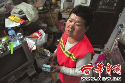 保潔員下跪磕頭阻止散發(fā)小廣告 對(duì)方無(wú)動(dòng)于衷