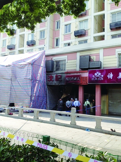 警方勘查事故現(xiàn)場。