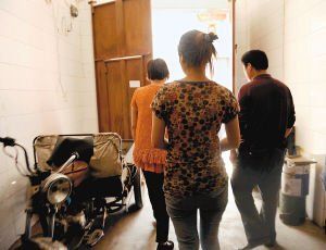 在眾人的勸說(shuō)下，娟娟跟著爸媽走出了傳銷窩點(diǎn)