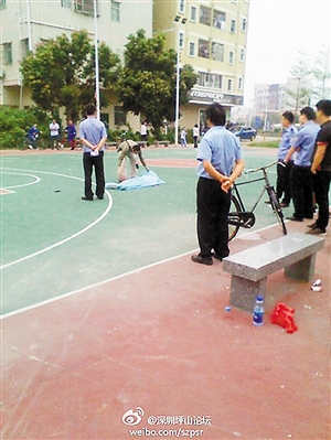 事發(fā)后，警方趕往現(xiàn)場進(jìn)行處理。圖片來源于微博