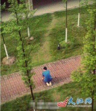 下跪男生 下跪男生