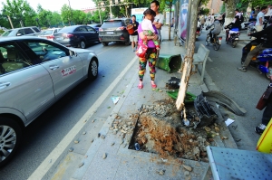 幸虧轎車撞到香樟樹上停了下來,否則后果更嚴(yán)重。