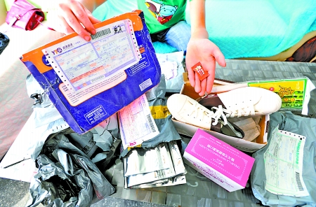 昨日,沙坪壩區(qū)遠(yuǎn)祖橋,彭小姐這幾天收到的一堆包裹。記者吳珊攝