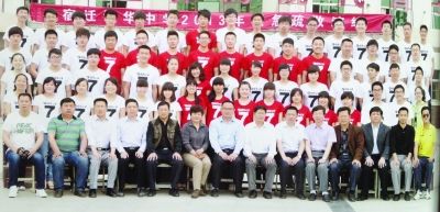 大家來找找，兩幅圖中有13人完全一致，你能找出來嗎？