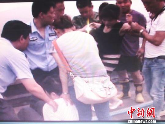 宗德宇緩緩靠近跳樓女子?！O程　攝