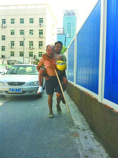 “謝謝，我們身上灰多，怕把車弄臟了”