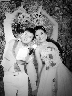 結婚照中的阿妮笑容燦爛，現(xiàn)實中，這對“跨國速成夫妻”還處在并不愉快的磨合過程中 本版均為資料圖片