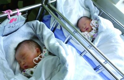 同一天出生的兩個(gè)寶寶，長(zhǎng)的也很像。（左為男弟弟，右為女姐姐）