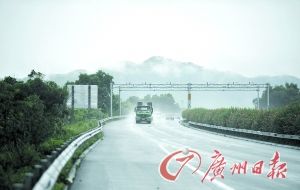 　當天事故發(fā)生的現(xiàn)場處于一個彎道，很多司機反映說來不及減速。