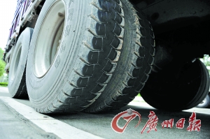 涉嫌碾過尸體的大貨車。