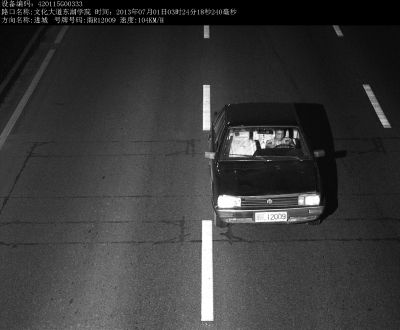 警方就是通過(guò)這張清晰的視頻圖片找到嫌犯。