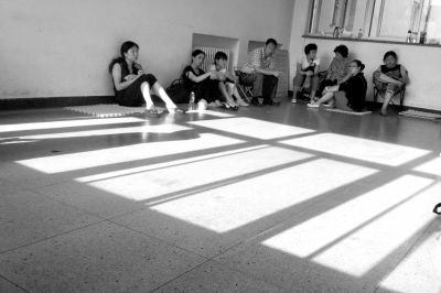 女童的家屬在醫(yī)院走廊中等待。京華時報記者趙思衡攝