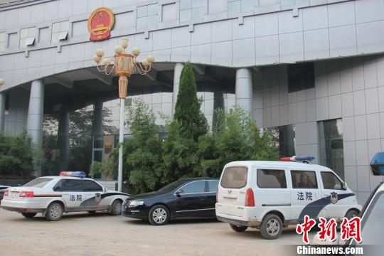 泊頭市人民法院院內(nèi)仍停有無牌制式警車，涉事人員與記者沖突地點(diǎn)僅距法院不足50米。穆玉良 攝