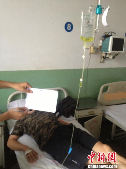 　被毆打記者正在當(dāng)?shù)蒯t(yī)院接受治療，診斷顯示為腹股溝軟組織挫傷。穆玉良 攝