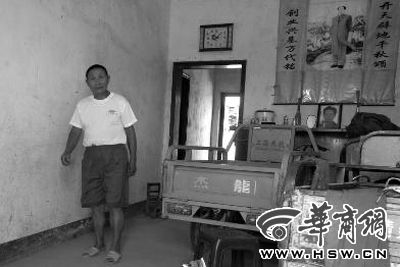 8月16日，在家中接受監(jiān)外執(zhí)行4年刑期的汪衛(wèi)國（化名）剛剛送走家訪的法官。