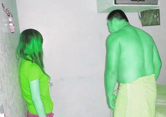 高雄黃姓男子(右)懷疑女友在“喇叭店”兼差，前往調(diào)查順便消費時被警方逮個正著。(圖／東森新聞)