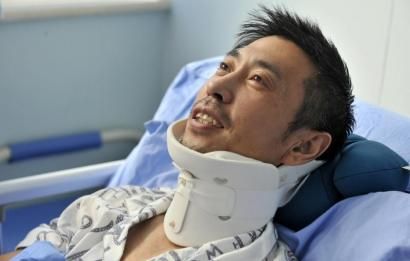 8月25日，交警周寶來躺在病床上。